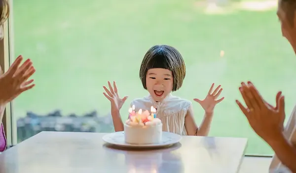 Anniversary在特別的紀唸日吃酒店女僕的蛋糕