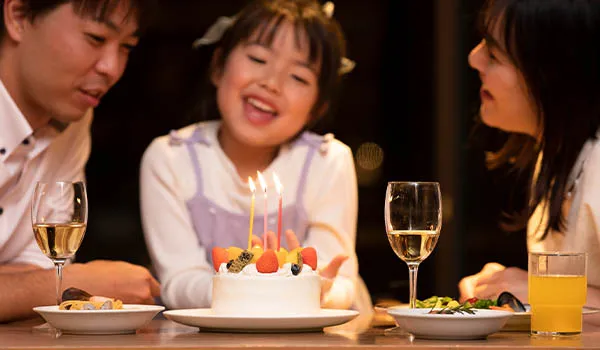 Anniversary在特別的紀唸日吃酒店女僕的蛋糕